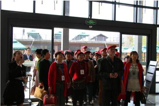 回眸老城鎏金歲月—瓷都晚報(bào)老年記者團(tuán)參觀(guān)御窯景巷老城博物館