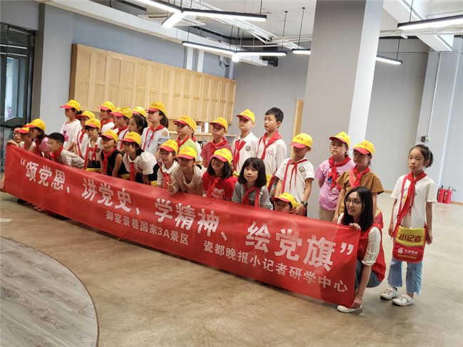 市古鎮(zhèn)公司黨總支開(kāi)展“頌黨恩、講黨史、學(xué)精神、繪黨旗”主題活動(dòng)