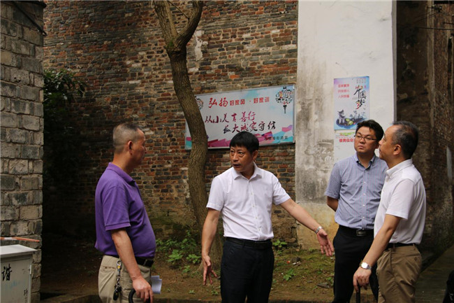 余華平深入市古鎮(zhèn)公司調(diào)研指導項目建設(shè)