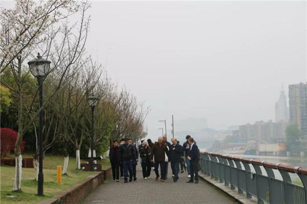 古巴共和國(guó)駐華大使卡洛斯一行參觀考察御窯景巷