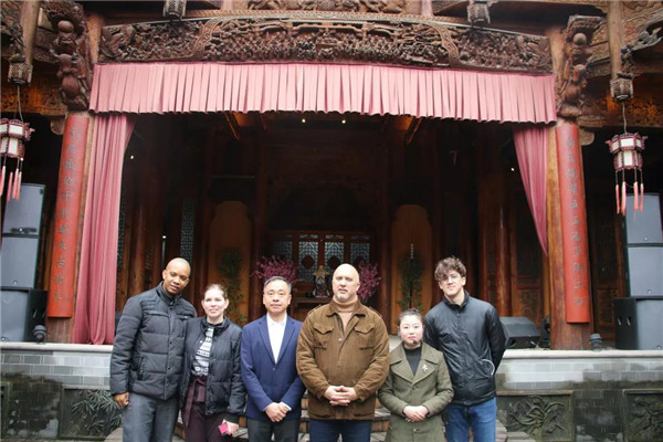 古巴共和國(guó)駐華大使卡洛斯一行參觀考察御窯景巷