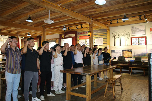 市古鎮(zhèn)投資公司黨總支、民進(jìn)景德鎮(zhèn)市文化支部聯(lián)合開(kāi)展黨史學(xué)習(xí)教育“紅色走讀”實(shí)踐活動(dòng)