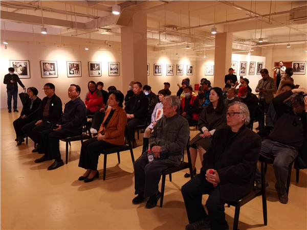 2021景德鎮(zhèn)當(dāng)代陶瓷名家風(fēng)采攝影展在御窯景巷藝術(shù)館開(kāi)幕