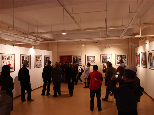 2021景德鎮(zhèn)當(dāng)代陶瓷名家風(fēng)采攝影展在御窯景巷藝術(shù)館開(kāi)幕