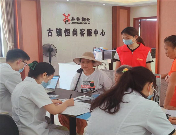 免費(fèi)體檢進(jìn)小區(qū)，熱心服務(wù)暖人心