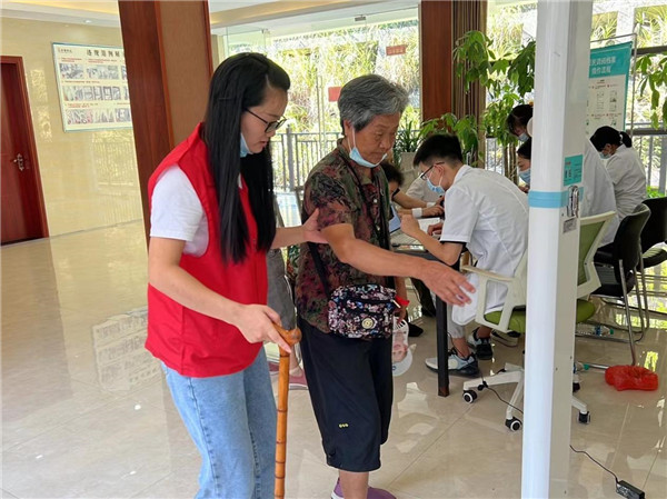 免費(fèi)體檢進(jìn)小區(qū)，熱心服務(wù)暖人心