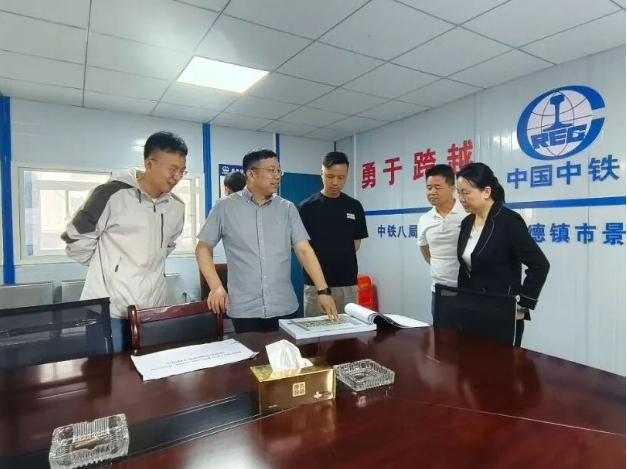 市古鎮(zhèn)投資公司黨總支書記、董事長周長根帶隊調(diào)研古鎮(zhèn)學(xué)府小區(qū)建設(shè)項目