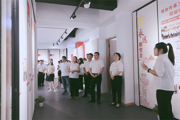 市古鎮(zhèn)投資公司黨委開展“黨建引領(lǐng)新征程，古鎮(zhèn)同心再出發(fā)”活動