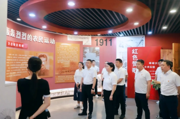 慶七一，強(qiáng)黨性，正作風(fēng)，促發(fā)展——市古鎮(zhèn)投資公司開(kāi)展紅色走讀活動(dòng)